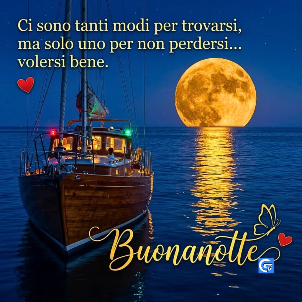 Barca a vela classica illuminata sull'acqua sotto la luna piena ambrata di notte.
