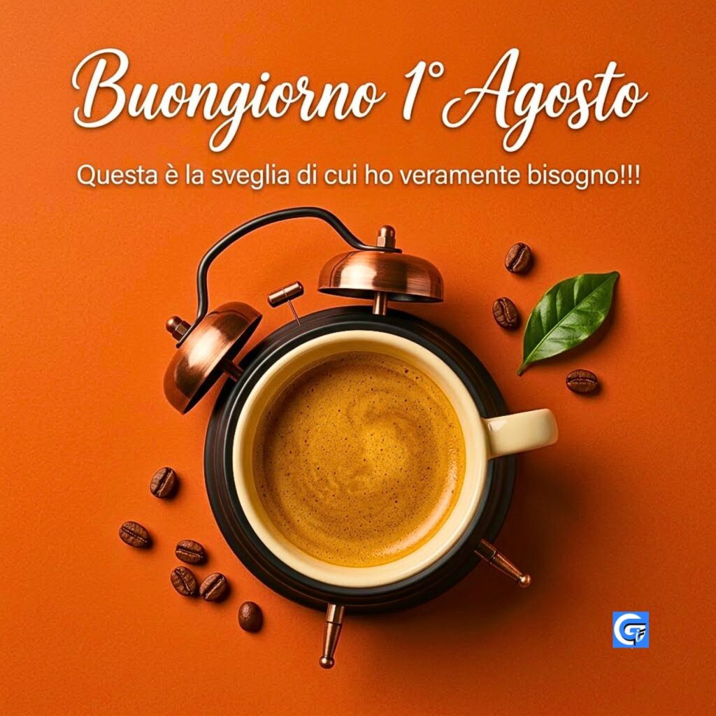 Tazza di caff&egrave; a forma di sveglia vintage su sfondo terracotta con chicchi e foglie. Testo: Buongiorno 1&deg; Agosto.