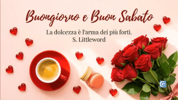 Caffè, rose rosse e macaron su sfondo rosa con testo Buongiorno e Buon Sabato.