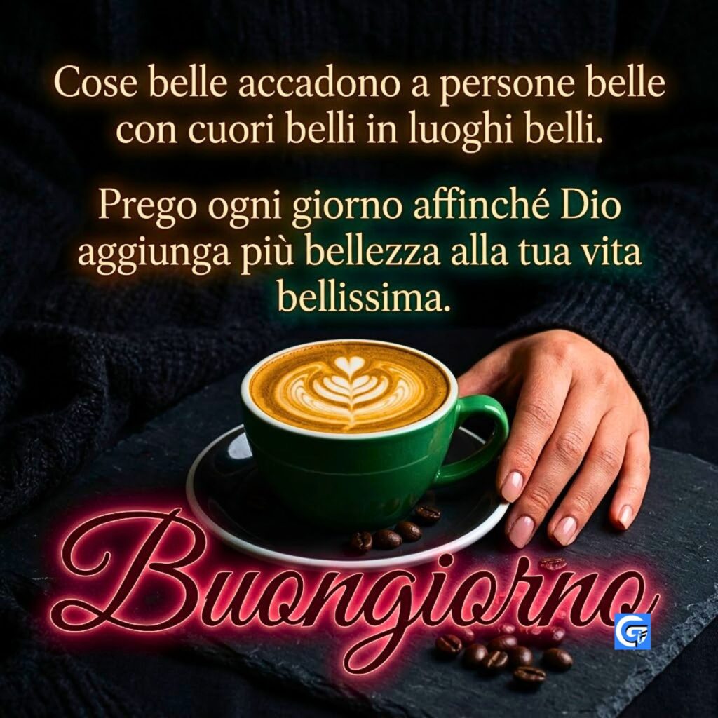 Tazza verde latte art cuore, chicchi, mano su ardesia con testo Buongiorno e citazioni sulla bellezza.