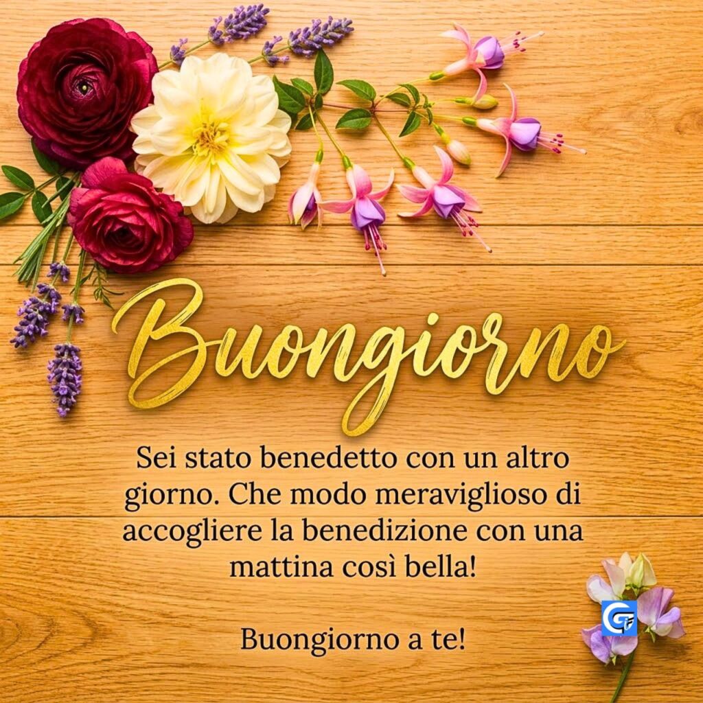 Fiori misti e scritta Buongiorno dorata su tavolo di legno chiaro con messaggio di benedizione
