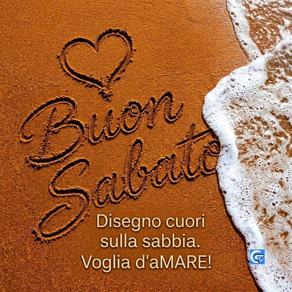 Un brivido di schiuma bianca bagna il confine, mentre un cuore stilizzato e il calore di "Buon Sabato" sono scritti sulla sabbia porpora. Questa mattina, un invito semplice ma profondo ci attende, con la promessa di un fine settimana pieno di mare e d'amore.
