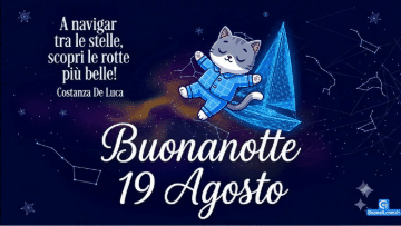 Un gatto addormentato galleggia nel cosmo stellato con un veliero costellazione, testo "Buonanotte 19 Agosto".