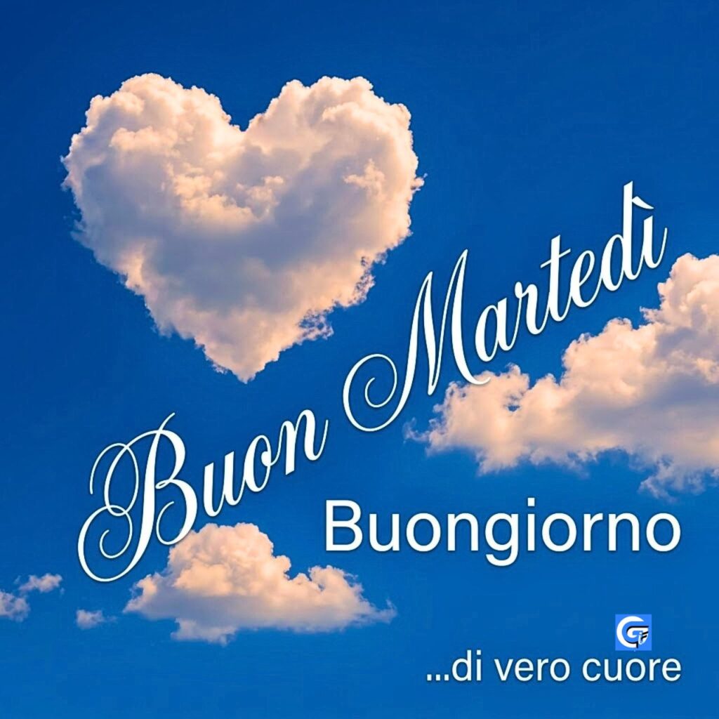 Nuvole a forma di cuore nel cielo blu con testo Buon Marted&igrave; Buongiorno e di vero cuore