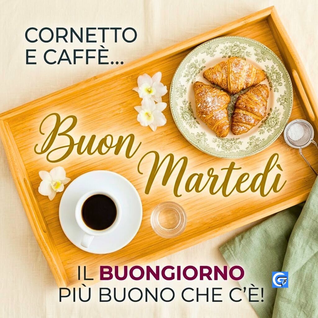 Vassoio in legno con tazza di caff&egrave;, cornetti su piatto decorato, orchidee e testo Buon Marted&igrave; in oro script.