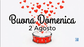 Banner 16:9 con tamburo rosso, bacchette e cascata di cuori, con testo elegante e semplice che recita Buona Domenica 2 Agosto.