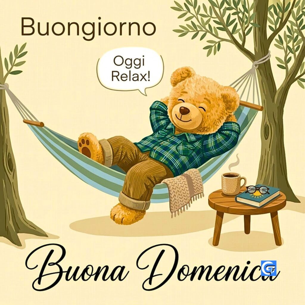 Un orso di pezza si rilassa su un'amaca con caff&egrave; e il testo Oggi Relax! e Buongiorno. Buona Domenica in carattere elegante.