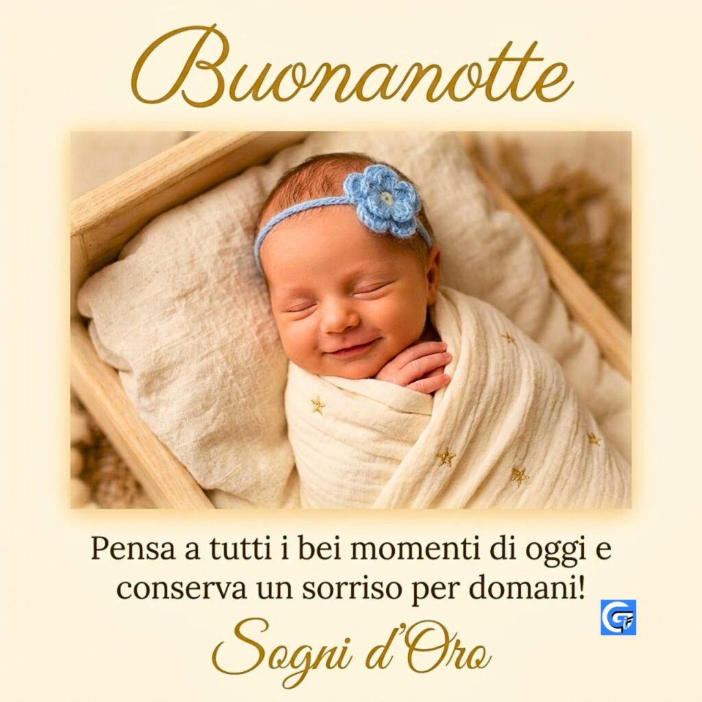 Neonato sorridente con fasciatura color crema e stelle d'oro, testo 'Buonanotte' e 'Sogni d'Oro!'.
