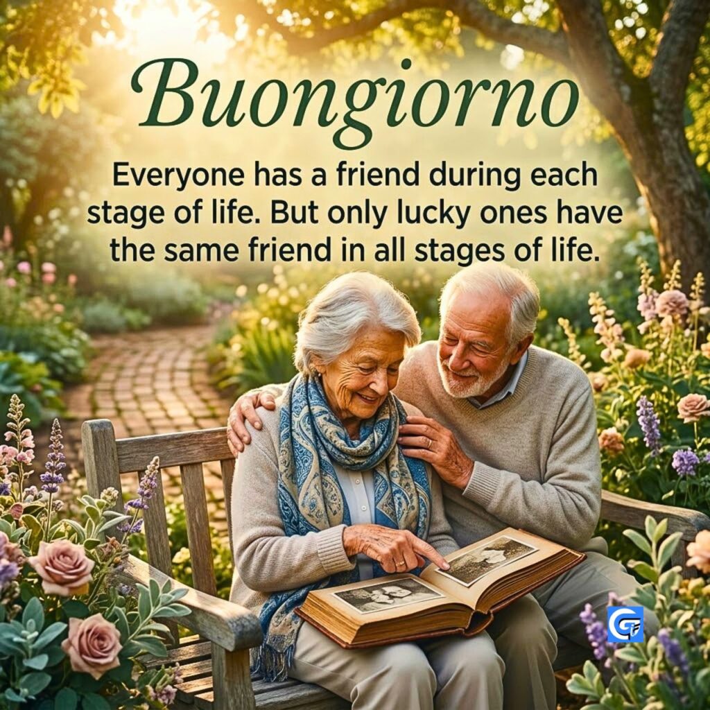 Due amici anziani sorridono insieme su una panchina in giardino con testo Buongiorno.