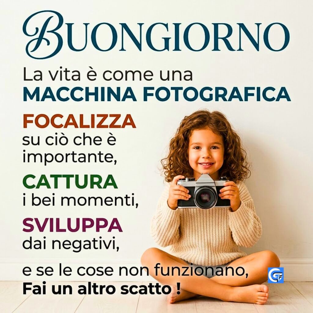 Bambina sorridente seduta che tiene una fotocamera con testo motivazionale Buongiorno in italiano.