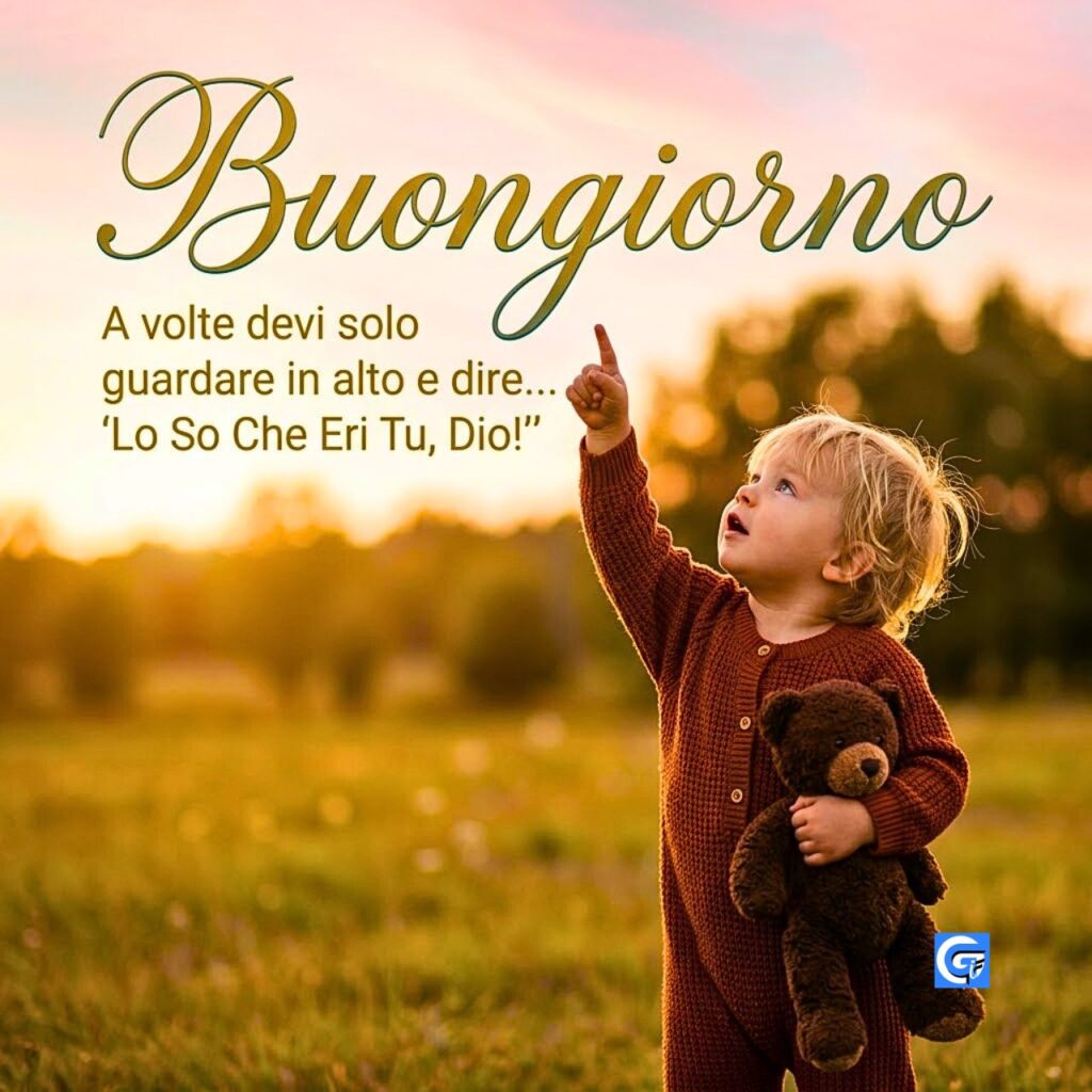 Bambino con orsetto indica il cielo con scritte Buongiorno e citazione 'Lo So Che Eri Tu, Dio!'.