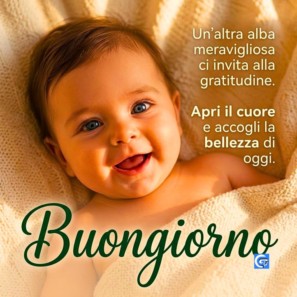 Neonato sorridente su coperta di lana con testo Buongiorno in verde corsivo grande.
