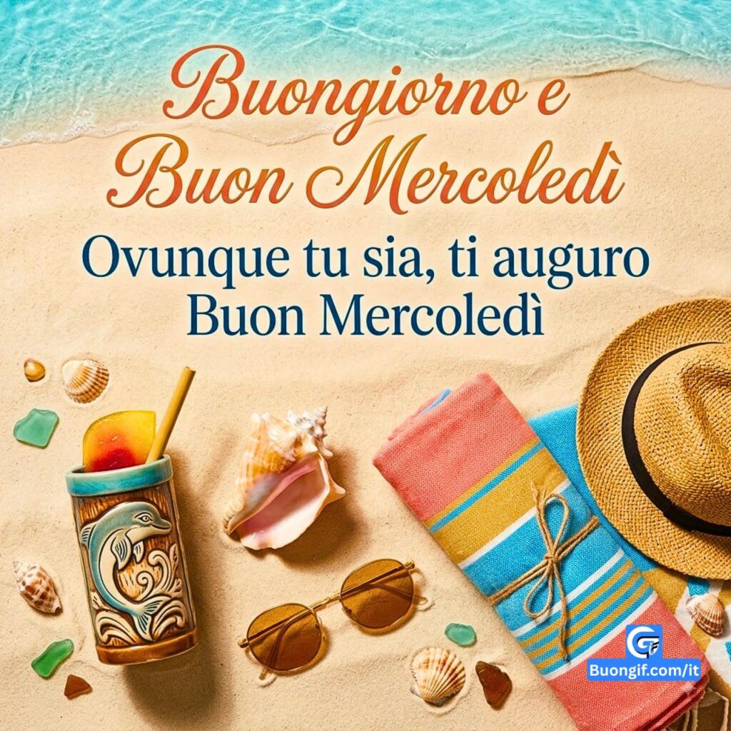 Elegante flat-lay di peshtemal a righe, tiki mug con delfino e conchiglie su sabbia, con testo 'Buongiorno e Buon Mercoledì'.
