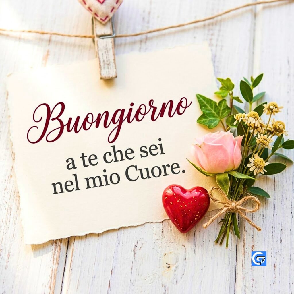Nota di carta con Buongiorno e a te che sei nel mio Cuore su legno bianco con rosa e cuore.