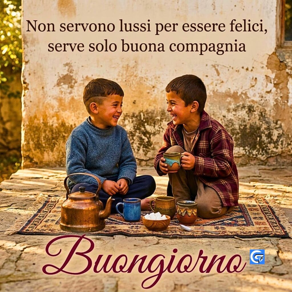 Due ragazzi sorridenti che condividono t&egrave; su un patio di pietra con testo Buongiorno e citazione.