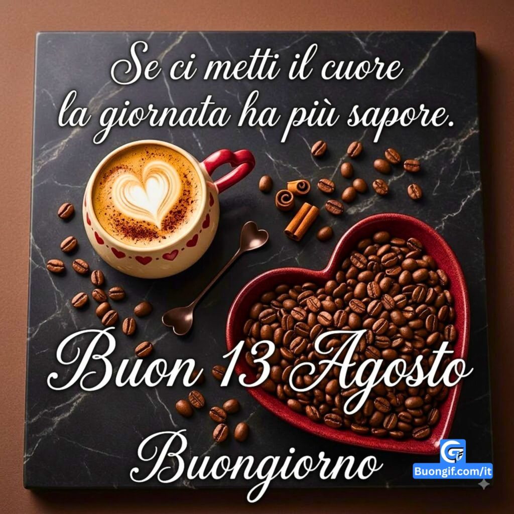 Una tazza di caff&egrave; con cuore di latte art e chicchi sparsi su marmo scuro per Buon 13 Agosto.